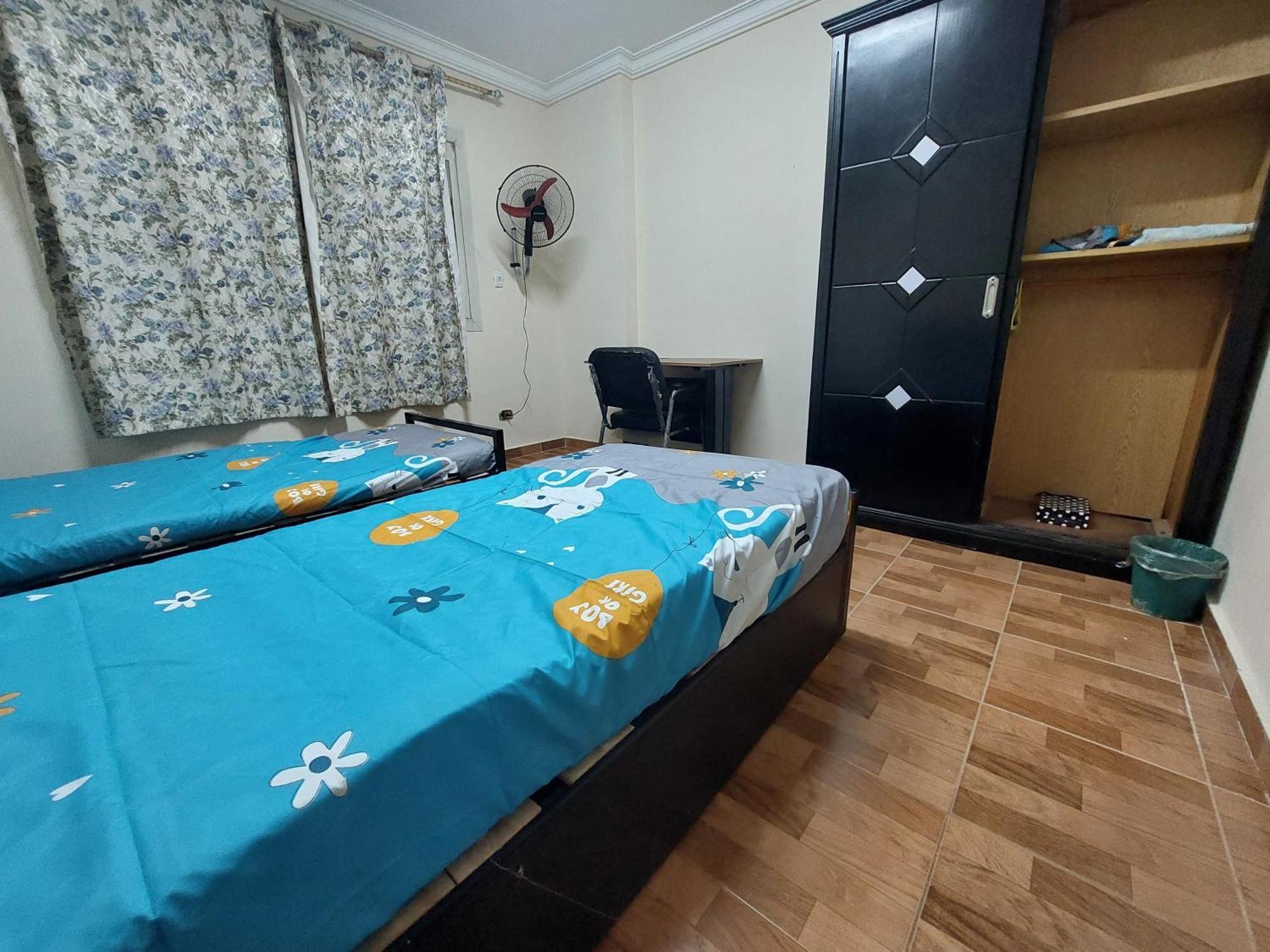 Séjour chez l'habitant Nasr - 15minutes From Airport - Private Single With Shared Bathroom - غرفة مفردة خاصة مع حمام مشترك - Simple Privee Avec Salle De Bain Partagee - одноместный отдельный номер с общей ванной комнатой - *